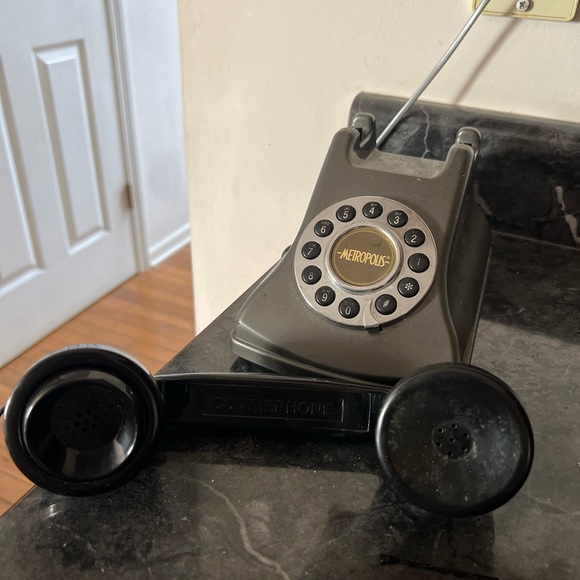 Metropolis retro style push button rotary phone model SW2504GPH - Picture 2 of 3